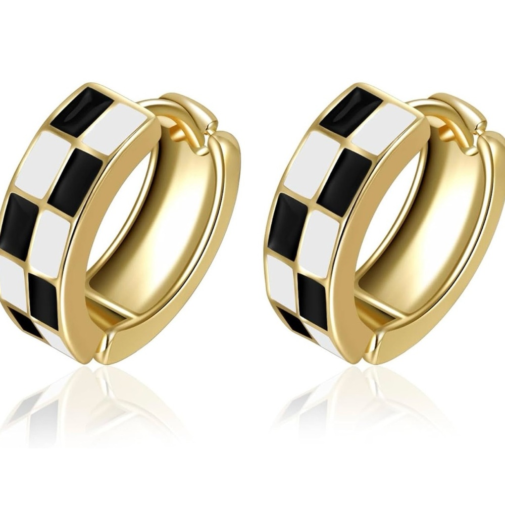 Chic Checker Small Hoop Cartilage Earrings for women；White Black